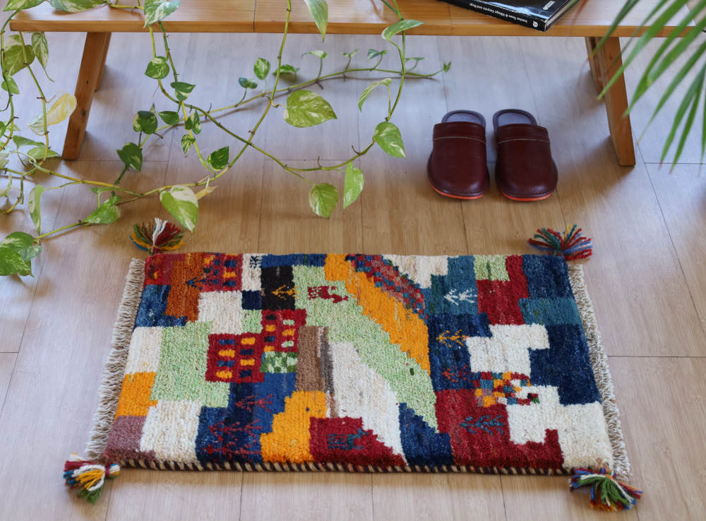 ミックスカラーのミニギャッベ（60×41cm）を椅子の足元に敷いたところ