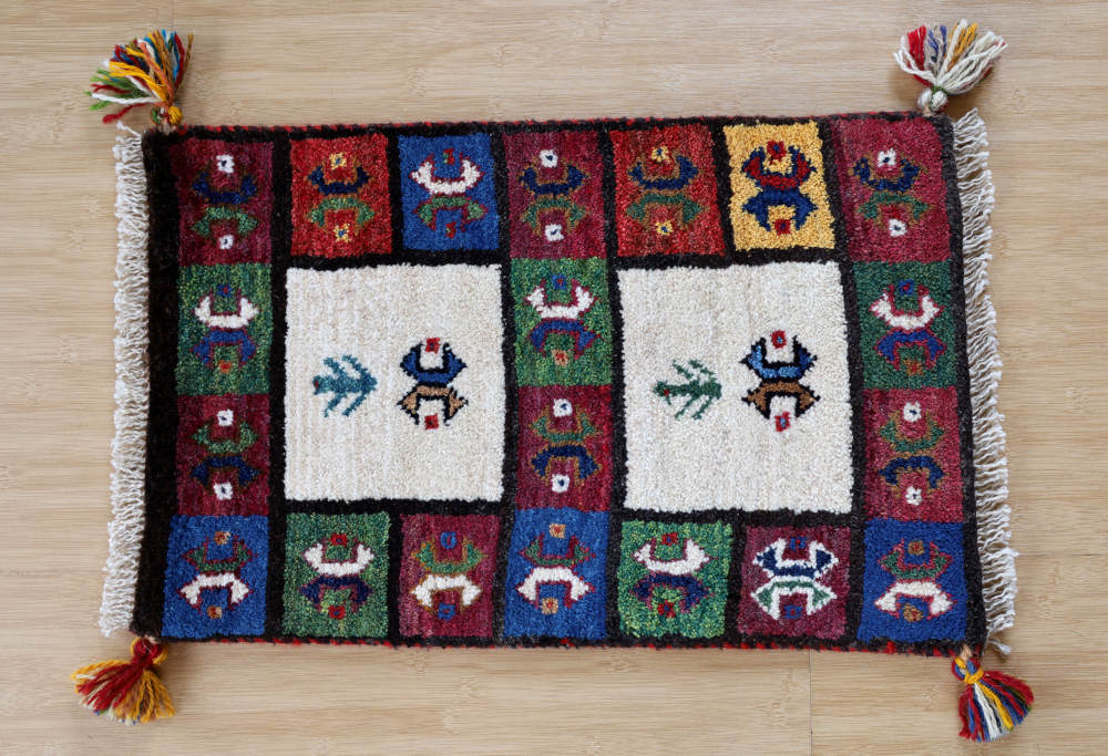 ギャッベミニマット　青、紫、緑、白・チェス模様　60×38cm 全体像
