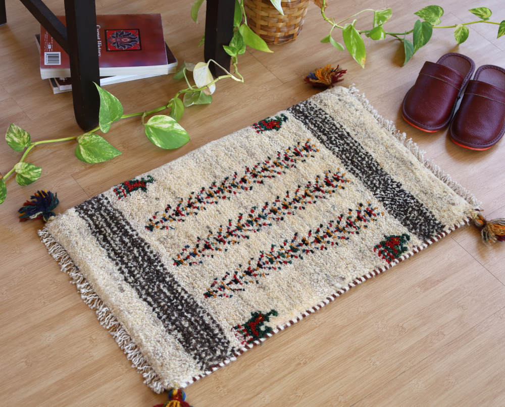 厚みのあるミニギャッベ（62×38cm）を椅子の足元に敷いたところ