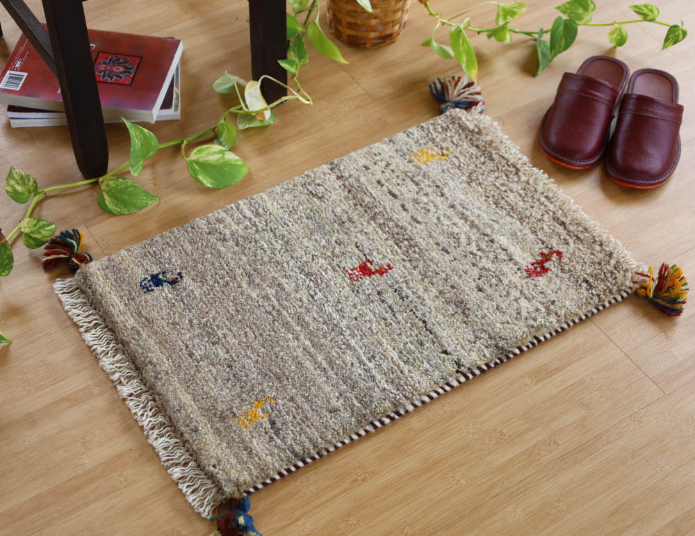 生成りのグレーのミニギャッベ（59×39cm）を椅子の足元に敷いたところ