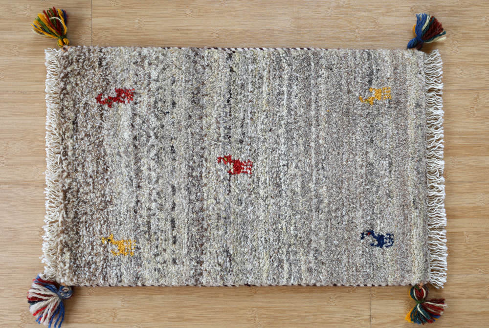ギャッベミニマット　生成りのグレー・シンプル、５匹のヤギ　59×39cm 端部分を近くでみたところ