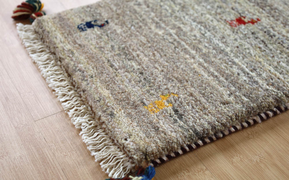 ギャッベミニマット　生成りのグレー・シンプル、５匹のヤギ　59×39cm きれいに織り出された柄