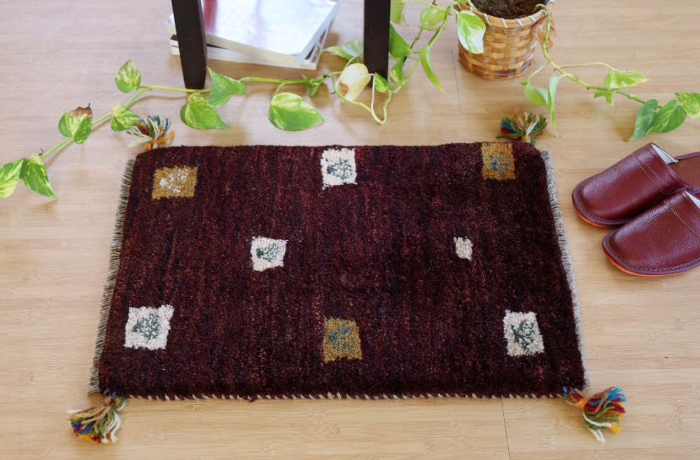 ギャッベミニマット　赤紫・窓と植物、５匹のヤギ　58×42cm 部屋に敷いたイメージ
