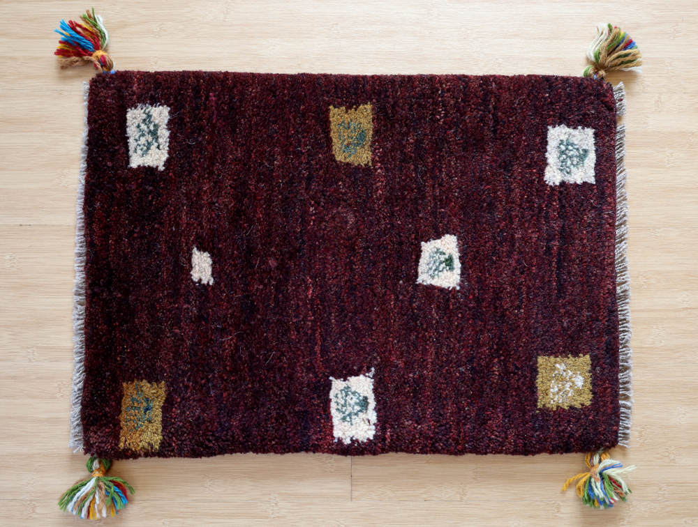 ギャッベミニマット　赤紫・窓と植物、５匹のヤギ　58×42cm 全体像