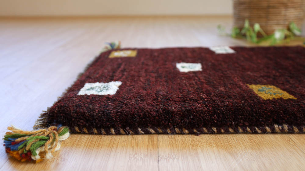 ギャッベミニマット　赤紫・窓と植物、５匹のヤギ　58×42cm きれいに織り出された柄