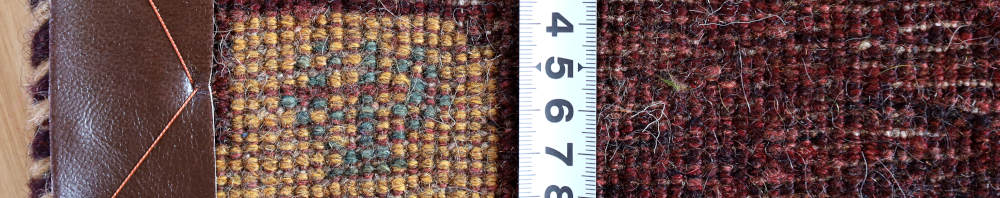 ギャッベミニマット　赤紫・窓と植物、５匹のヤギ　58×42cm 裏面の織りの様子