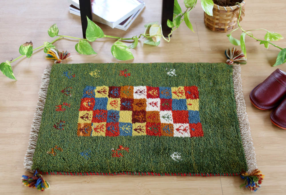 ギャッベミニマット　緑・チェス模様　60×43cm 部屋に敷いたイメージ