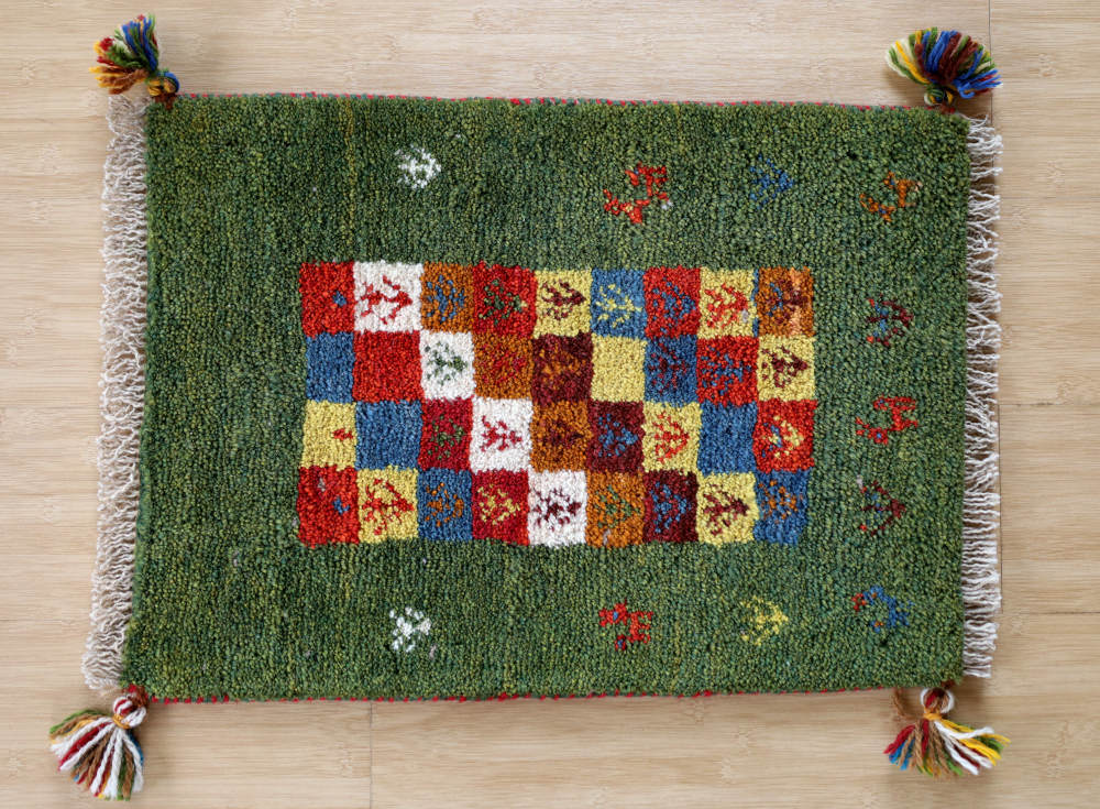 ギャッベミニマット　緑・チェス模様　60×43cm 全体像