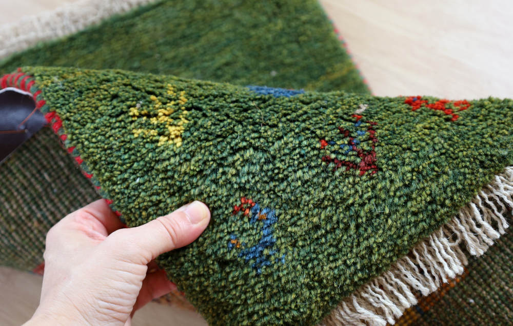ギャッベミニマット　緑・チェス模様　60×43cm きれいに織り出された柄
