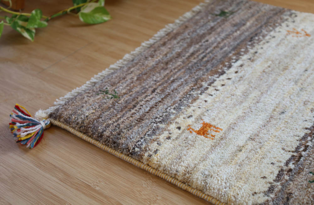 ギャッベ玄関マット　85×59cm　アイボリーと茶　部分を近くから見たところ