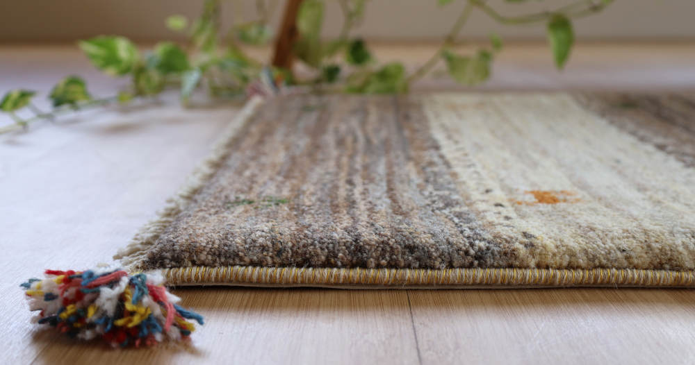 ギャッベ玄関マット　85×59cm　アイボリーと茶　厚みを横から見たところ
