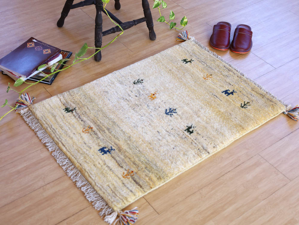 ギャッベ玄関マット（85×59cm）をナチュラルな色の床に敷いたところ