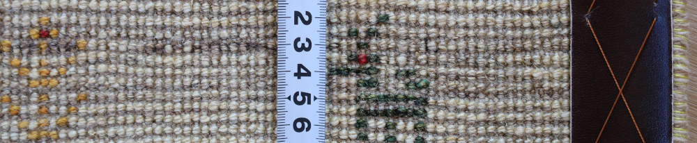 アイボリーのギャッベ玄関マット　85×59cm　裏面の織り目の様子