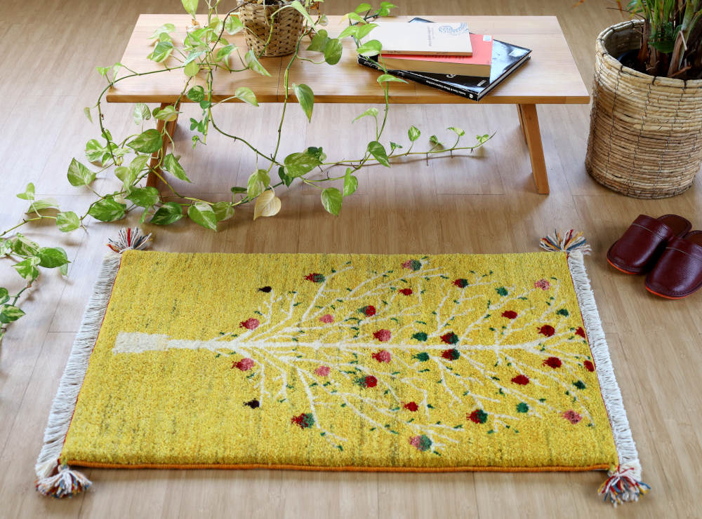 黄色のギャッベ玄関マット（90×55cm）をナチュラルな色の床に敷いたところ