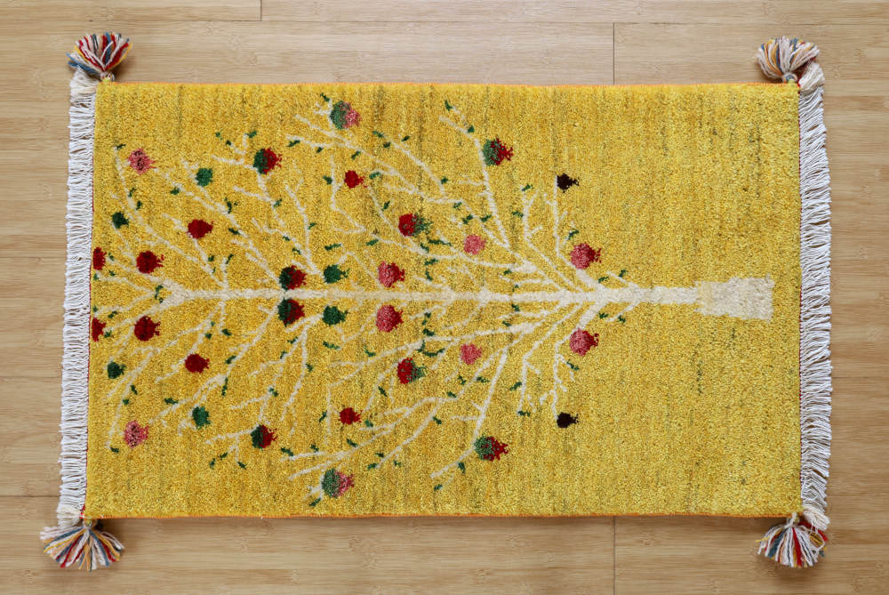 ざくろの模様のギャッベ玄関マット　90×55cm　黄色　上から見た全体像