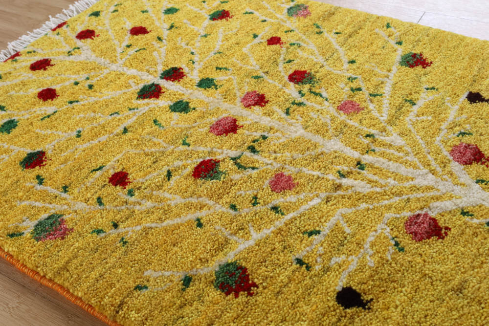 ざくろの模様のギャッベ玄関マット　90×55cm　黄色　部分を近くから見たところ