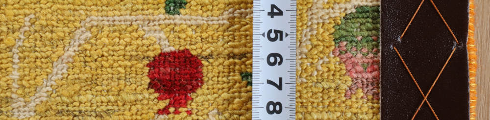 ざくろの模様のギャッベ玄関マット　90×55cm　黄色　裏面の織り目の様子