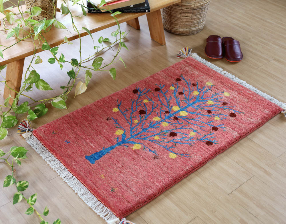 ギャッベ玄関マット（94×58cm）をナチュラルな色の床に敷いたところ