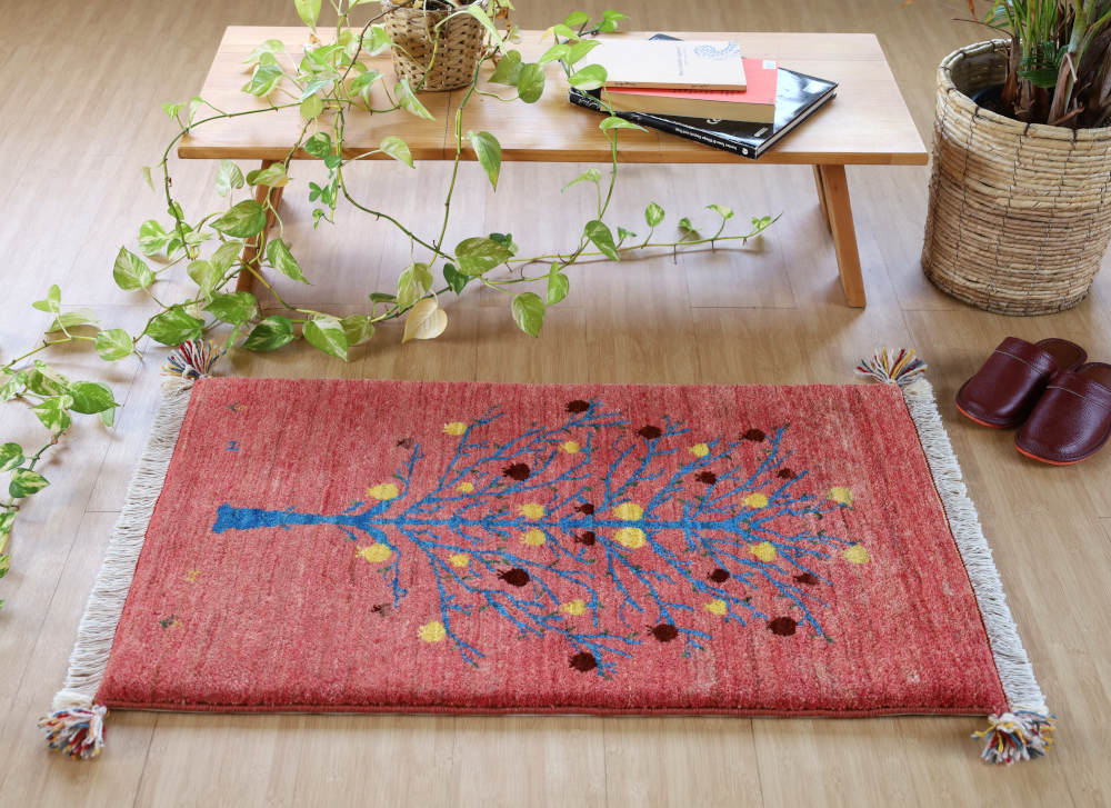 ピンクのギャッベ玄関マット（94×58cm）をナチュラルな色の床に敷いたところ