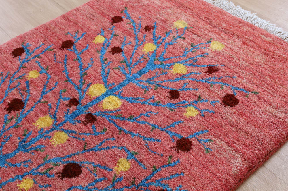 ざくろの模様のギャッベ玄関マット　94×58cm　ピンク　部分を近くから見たところ
