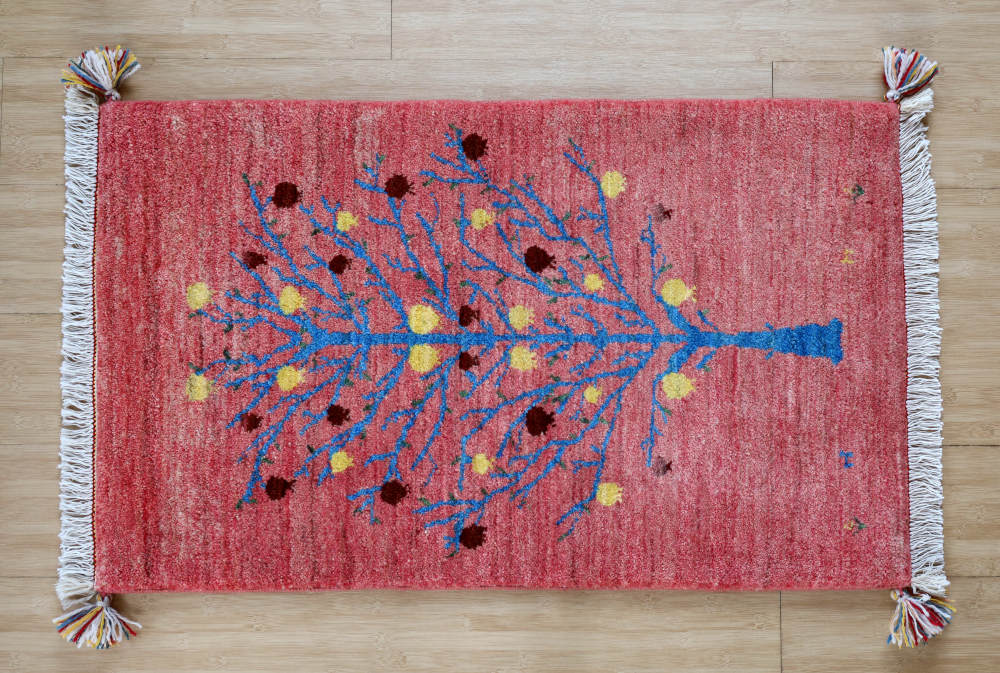 ざくろの模様のギャッベ玄関マット　94×58cm　ピンク　上から見た全体像