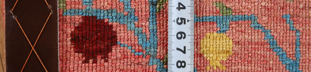 ざくろの模様のギャッベ玄関マット　94×58cm　ピンク　裏面の織り目の様子