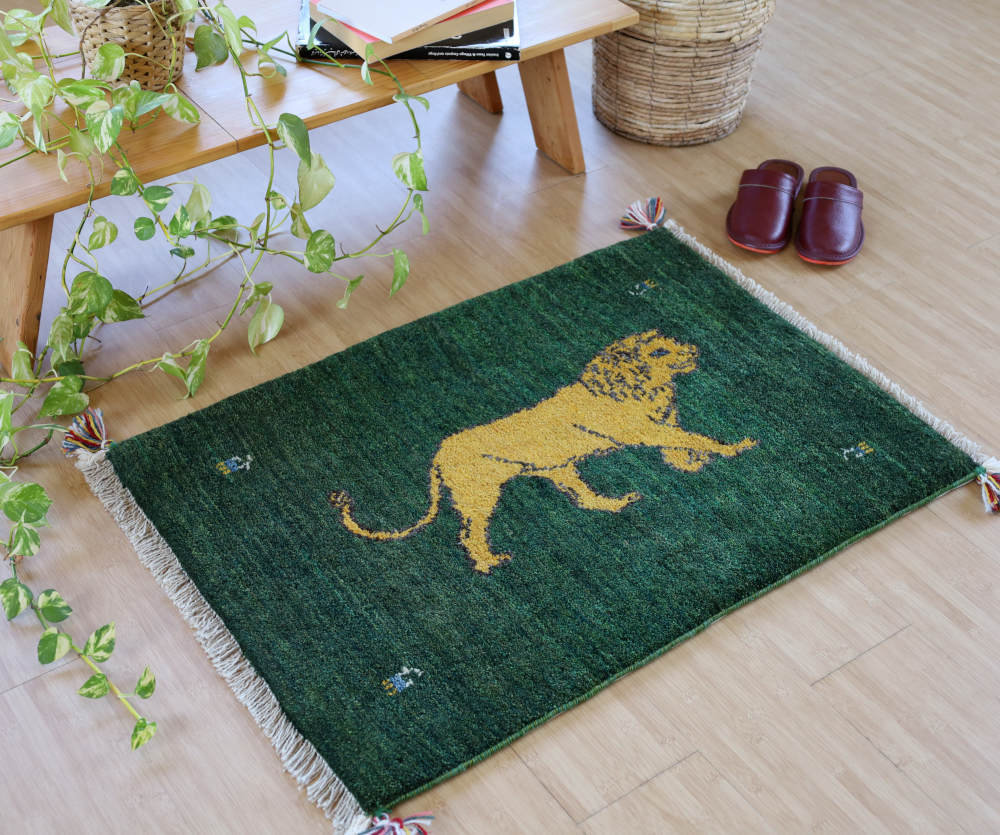黄色いライオンのギャッベ玄関マット（88×62cm）をナチュラルな色の床に敷いたところ