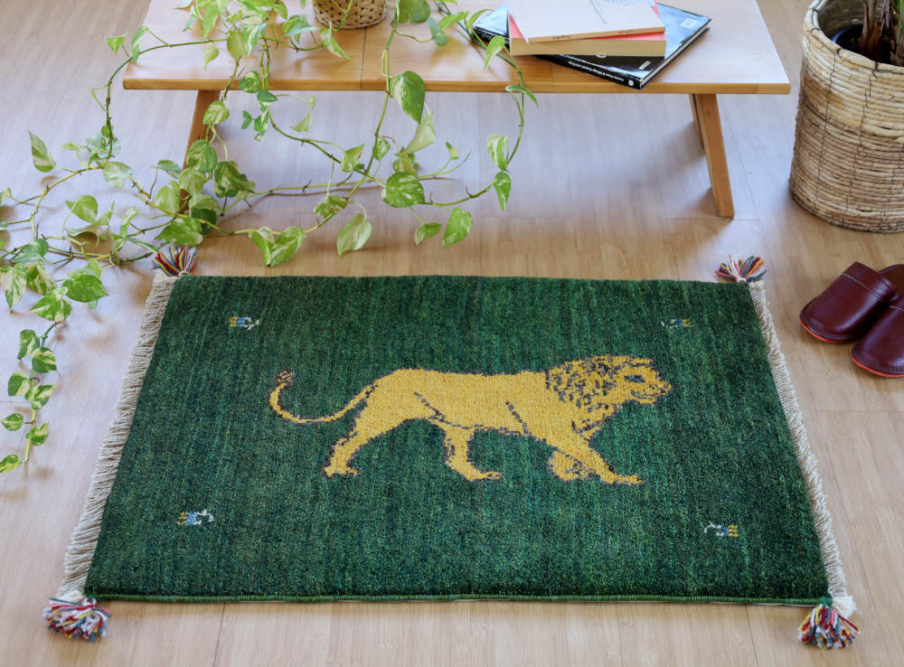 緑・黄色いライオンのギャッベ玄関マット（88×62cm）をナチュラルな色の床に敷いたところ