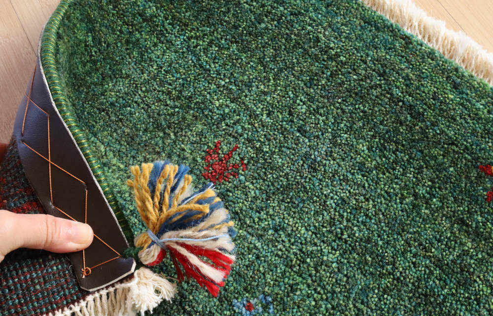 ギャッベ座布団の毛足と裏面の様子