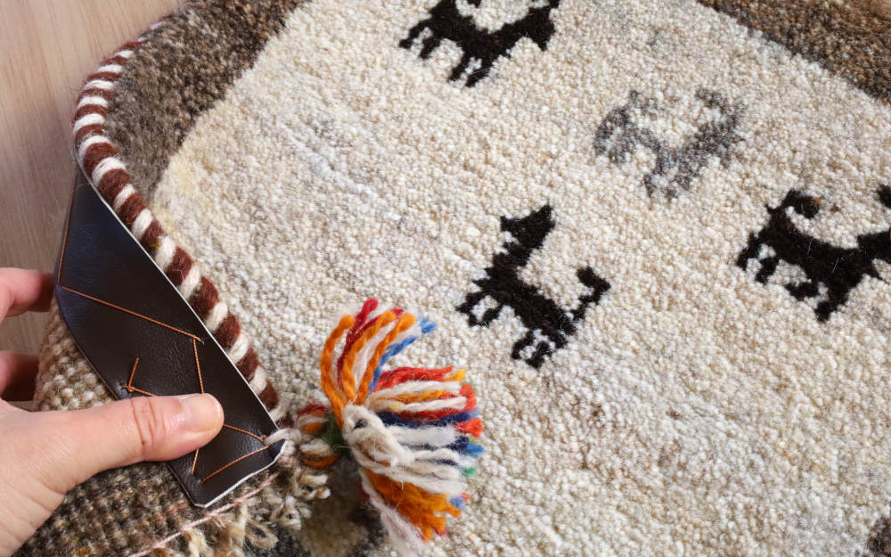 ギャッベ座布団の毛足と裏面の様子