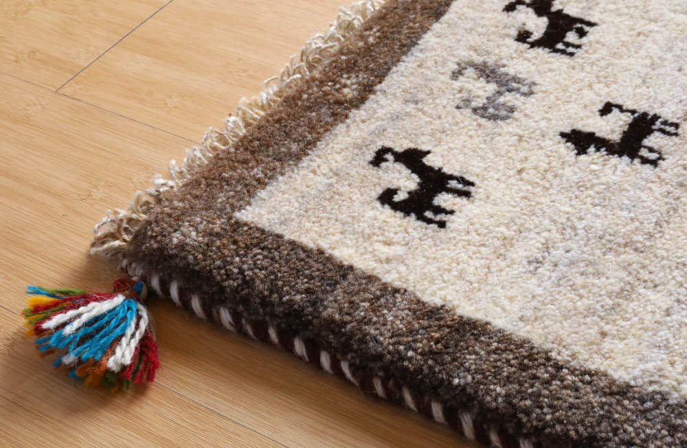 ギャッベ座布団の厚みや縁かがりの状態　