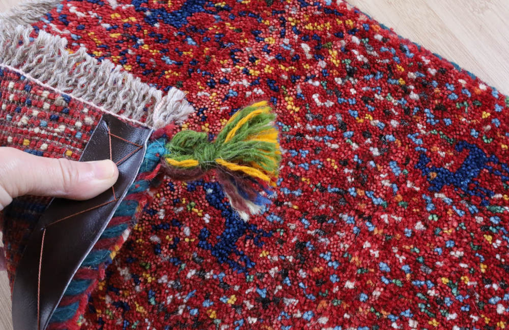 ギャッベ座布団の毛足と裏面の様子