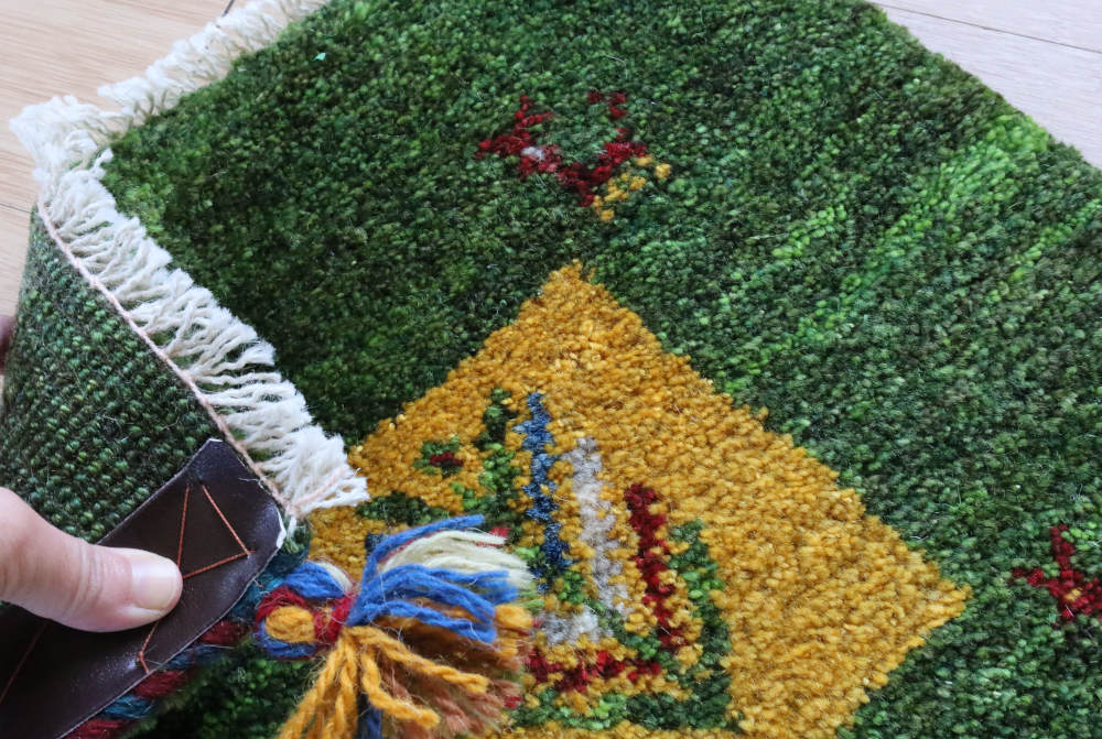 ギャッベ座布団の毛足と裏面の様子