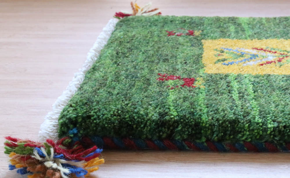 ギャッベ座布団の厚みや縁かがりの状態　