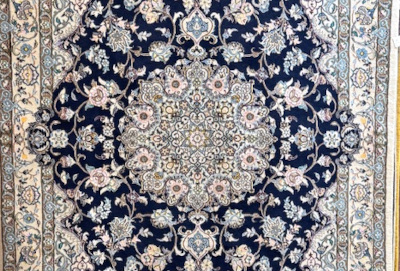 ナイン産絨毯のメダリオン模様。