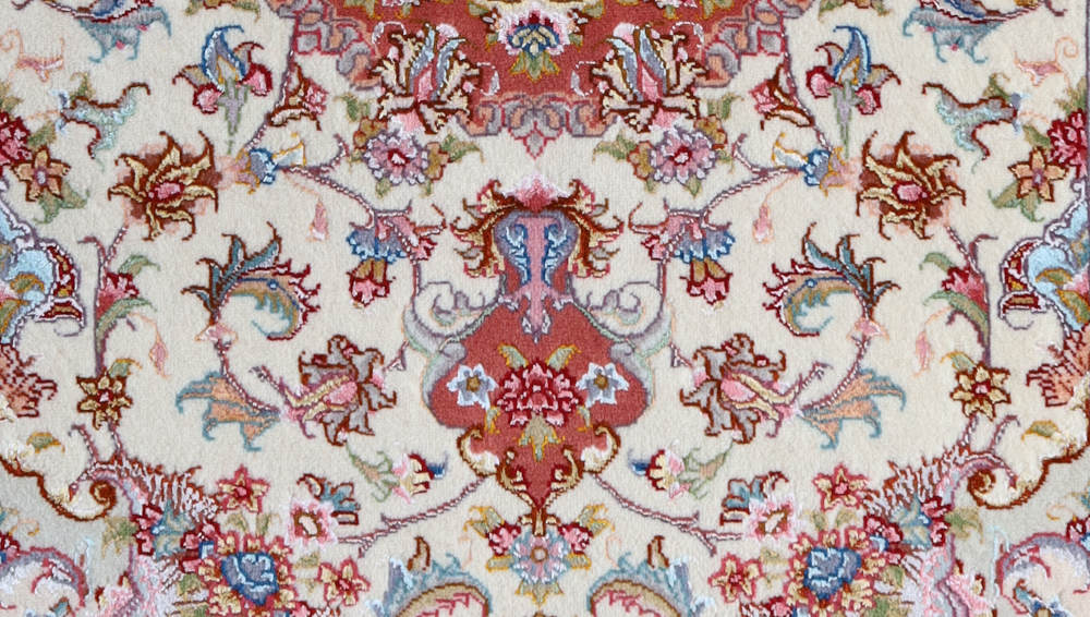 メダリオンから連なるサルトランジ。タブリーズのオーリヤ模様から。