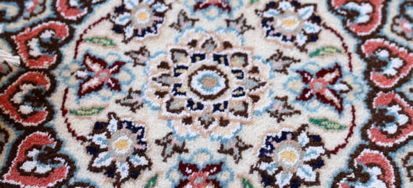 白いナイン産ペルシャ絨毯に織り込まれたパルメット模様