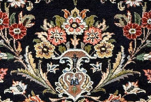 クム産のペルシャ絨毯の枠模様からボーダー近くに織り込まれたゴルダニ（花瓶）模様。