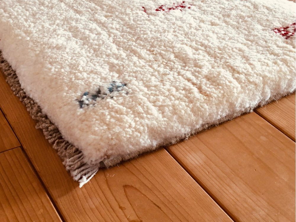 伝統工法で織られたギャッベは重みとボリュームが違います。