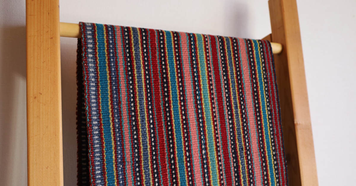 細くやわらかなキリム、手織りオールドジャジムのテーブルセンター。