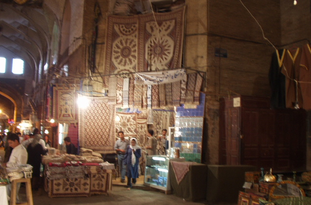 手作業で染められ、仕上げられるペルシャ更紗