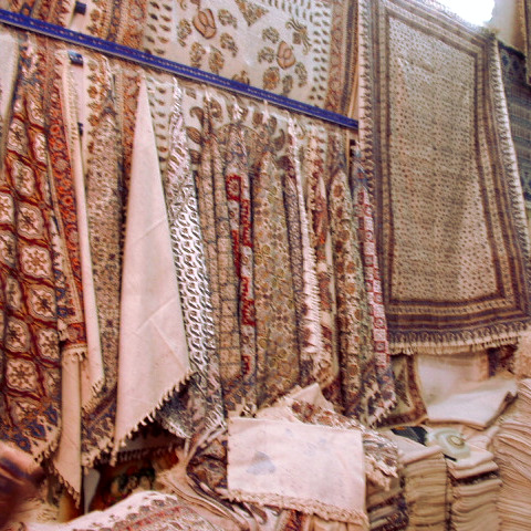 イランのバザールに並べて売られるペルシャ更紗