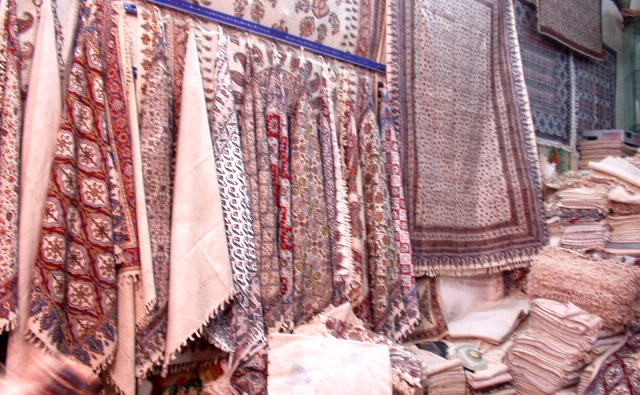 色々な模様を染めつけられたペルシャ更紗の数々