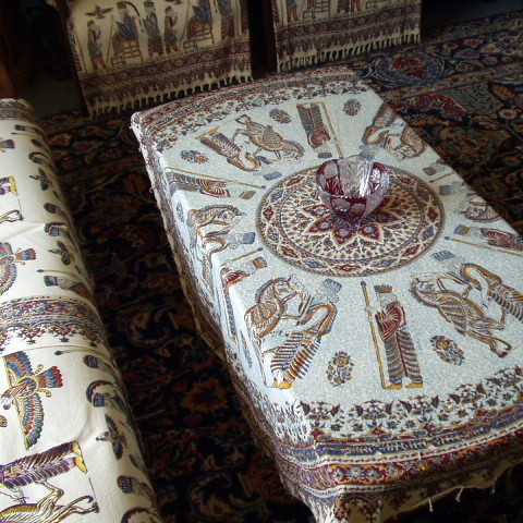 ペルセポリス遺跡のレリーフ画、王と獅子の図案を染めつけたペルシャ更紗