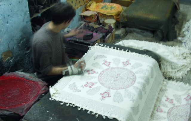 イスファハーンの工房で職人に染めつけられているペルシャ更紗