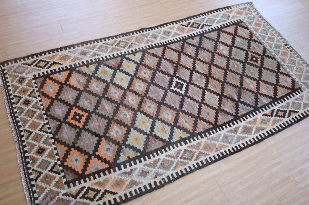 オールドキリム　イラン・ガズビン産　228×127cm 上から見た全体像