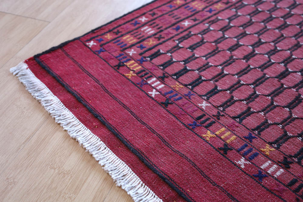 トルクメン族ヴィンテージオールドキリム　147×103cm 左下の端