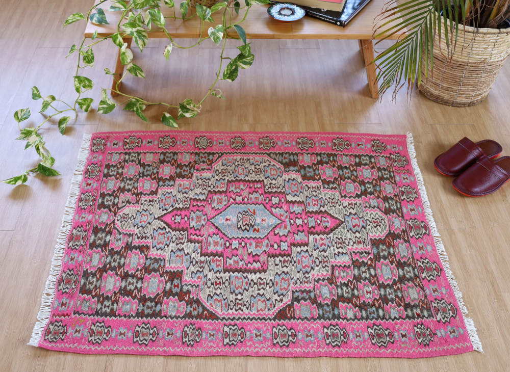 キリム玄関マット　イラン・セネ産　98×79cm 室内イメージ