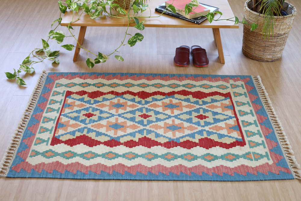 キリム玄関マット　イラン・シーラーズ産　118×80cm 室内イメージ