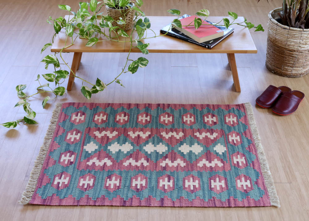 キリム玄関マット　イラン・シーラーズ産　90×66cm 室内イメージ